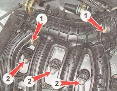 13. Ключом на 10 мм отворачиваем две гайки (1)…