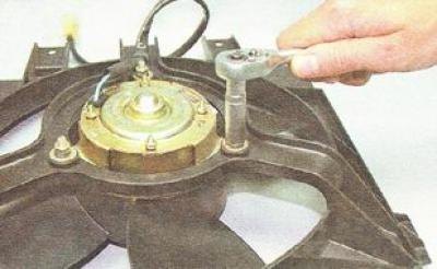 1. Торцовым ключом на 10 мм отворачиваем три…