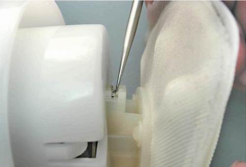 4. При этом помогаем шлицевой отверткой с тонким…