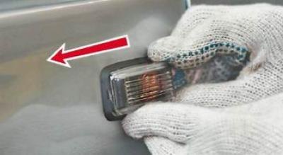 2. Сдвигаем боковой указатель поворота вперед…