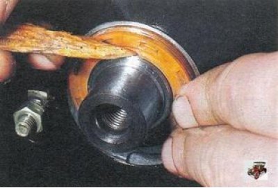 7. Установите сальник распредвала рабочей кромкой…