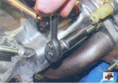 23. Отверните две передние гайки крепления…