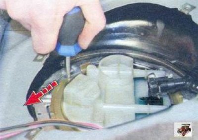 7. Отверткой сдвиньте против часовой стрелки…