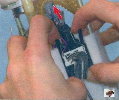 6. Разожмите два фиксатора датчика уровня топлива…