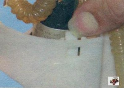 13. Отожмите пластмассовые фиксаторы...