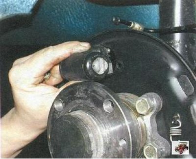 6. Снимите колесный цилиндр с тормозного щита.