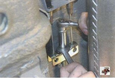 4. Снизу автомобиля отверните контргайку, затем…