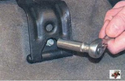 3. Отверните гайки креплений одного и другого…