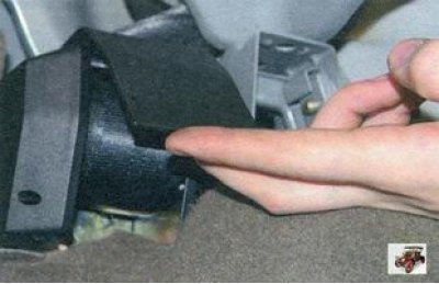 7. Преодолевая сопротивление защелок,…