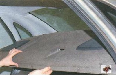 5. ...и снимите полку багажника с автомобиля.