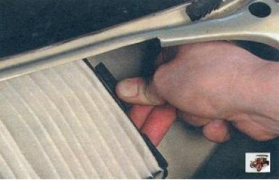 4. ...и снимите его, повернув вперед.