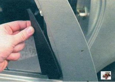 10. Снимите декоративную накладку окна.