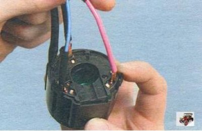 9. Отогните две пластмассовые защелки.