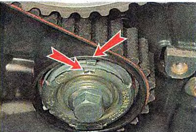 3. Съемником для стопорных колец поворачиваем…