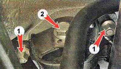 3. Торцовым ключом на 17 мм отворачиваем две…