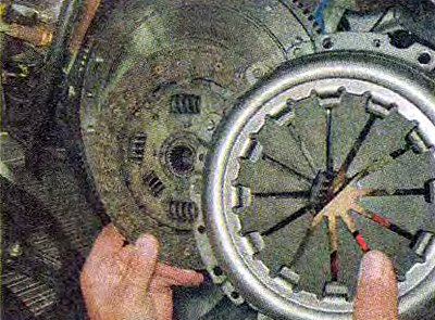 3. Снимаем корзину и ведомый диск.