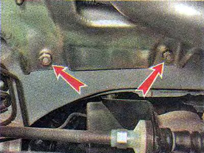 5. Ключом на 13 мм отворачиваем две гайки…