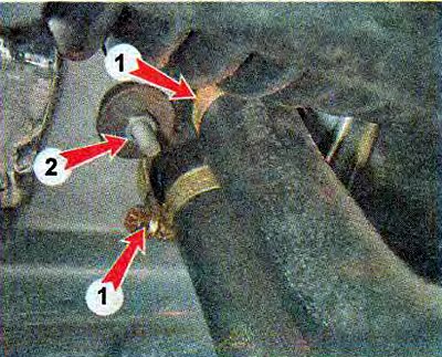3. Ослабив хомуты 1, отсоединяем шланги системы…