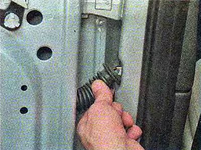 5. Отсоединяем гофрированный шланг жгута проводов…