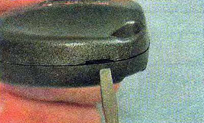 2. Шлицевой отверткой, вставив ее лезвие в паз,…