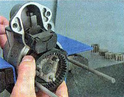 10. Извлекаем из крышки привод вместе с валом…