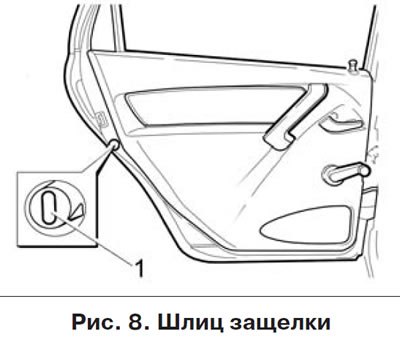 Стекло задней двери опускается не полностью.
