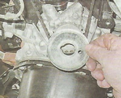 10. Снимаем с коленчатого вала ограничительную…