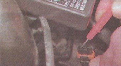 3. Включив зажигание, вольтметром измеряем…