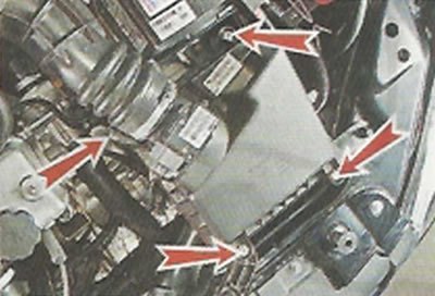 2. Крестовой отверткой отворачиваем четыре винта…