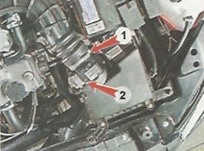 2. Ослабляем затяжку хомута 1 крепления…