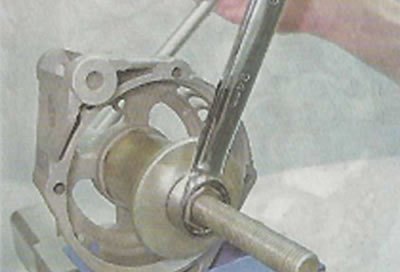 18. Подобрав подходящие оправки из набора…