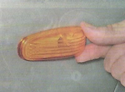 2. Аккуратно сдвинув боковой указатель поворота…