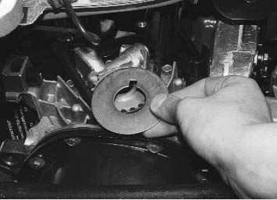 9. Снимите шайбу со шкива привода ремня…