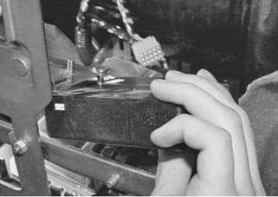 5. …и снимите блок с автомобиля.