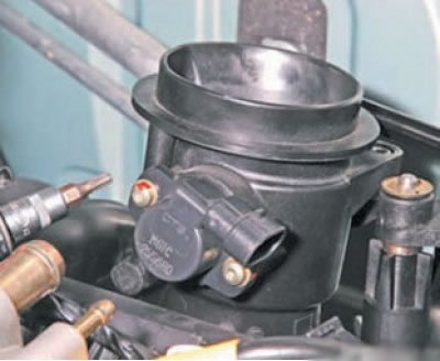 Ключом (Torx T-20) отверните два самореза,…