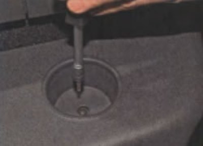 Ключом Torx Т-20 отворачиваем саморез переднего…