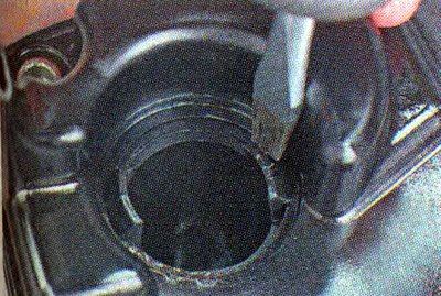 2. Шлицевой отверткой отжимаем фиксаторы…