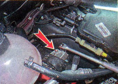 6. Торцовым ключом TORX Е12 отворачиваем два…