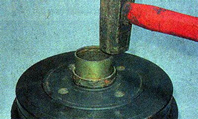 6. Наносим на посадочную поверхность подшипника и…