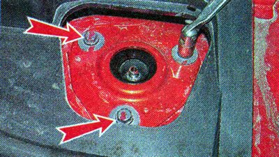 3. Ключом на 13 мм отворачиваем три болта…