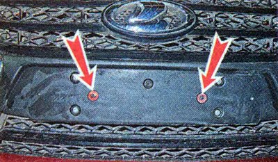 7. Ключом TORX Т20 отворачиваем два болта…