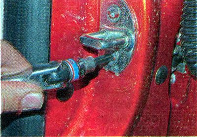 9. Ключом TORX Т40 ослабляем затяжку двух болтов…