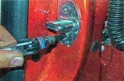 10. Ключом TORX Т40 ослабляем затяжку двух болтов…