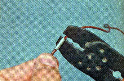 4. Специальными клещами обжимаем соединительную…