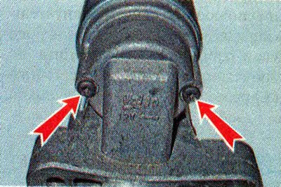3. Ключом TORX Т20 отворачиваем два болта…