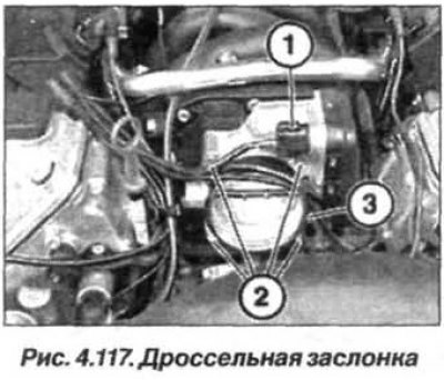 Выключить зажигание, снять воздуховод (см. выше)…