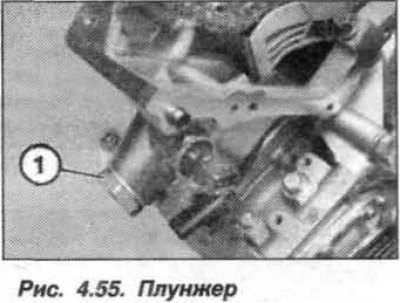 Ослабить плунжер (рис. 5.55) натяжителя цепи на…