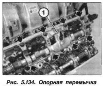Ослабить и отвернуть восемь гаек (стрелки, рис.…