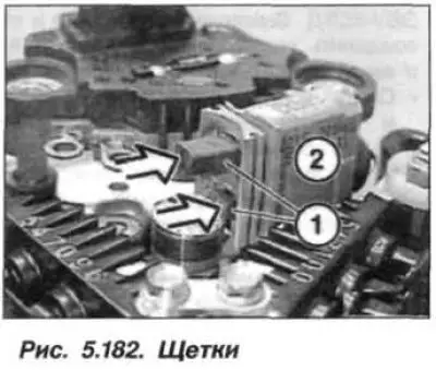 Утопить угольные щетки (1, рис. 5.182) регулятора…