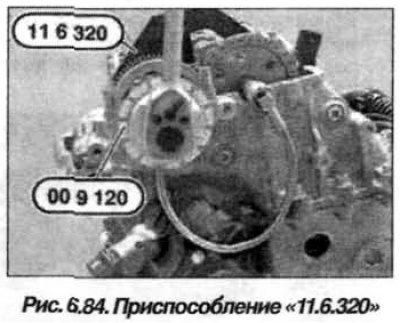 Затянуть от руки новый винт (2) и ослабить его на…